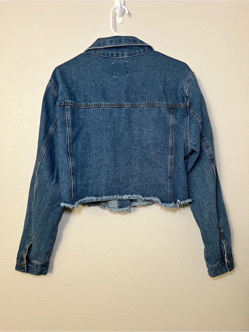 Love Tree Denim Cropped Distressed Jean Jacket NWT Womens Size Large - Picture 3 of 6